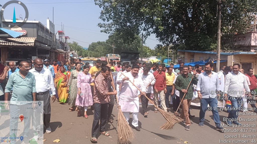 Community street cleaning drive — Vijay Market, Bhopal